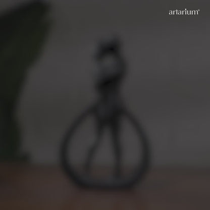 Kissing Couple Statue